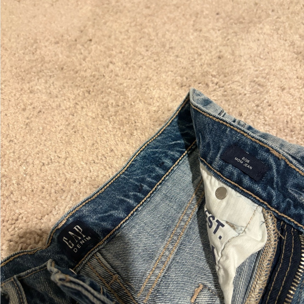 Size 2/26 GAP mom jean, medium wash